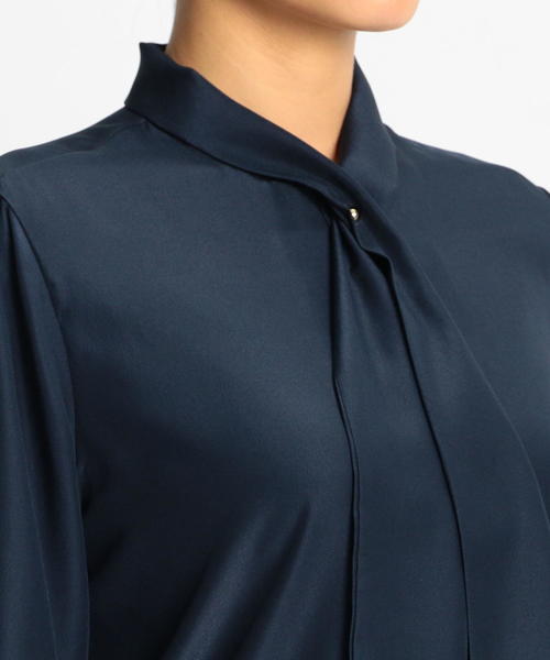 NARACAMICIE（ナラカミーチェ）の「ファインラスターサテンボウタイ長袖ブラウス（シャツ/ブラウス・レディース・ホワイト/ブルー/ネイビー・SMALL/MEDIUM/LARGE/X-LARGE/XX-LARGE/XXX-LARGE）」の14枚目の写真