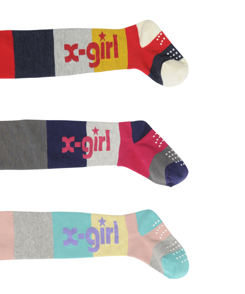 X-girl Stages(エックスガールステージス)の「WIDE STRIPED COLOR TIGHT(タイツ/ストッキング・キッズ・アッシュ/チャコールグレー/ネイビー・MEDIUM/LARGE)」の4枚目の写真