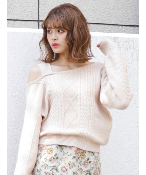 dazzlin(ダズリン)の「ケーブルイレギュラーネックプルオーバー(ニット/セーター・レディース・ブラック/グレー/アイボリー/モカ/グリーン/ベージュ/ブラウン・FREE)」の2枚目の写真