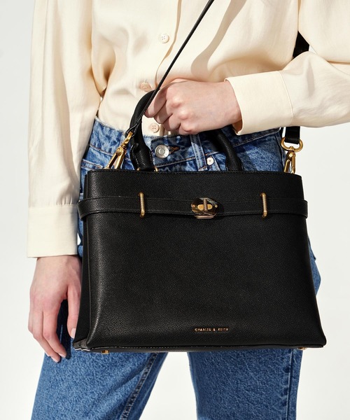 【ほぼ新品】チャールズアンドキース ラージターンロック トートバッグ CHARLES & KEITH（チャールズ & キース）の「ラージターンロック