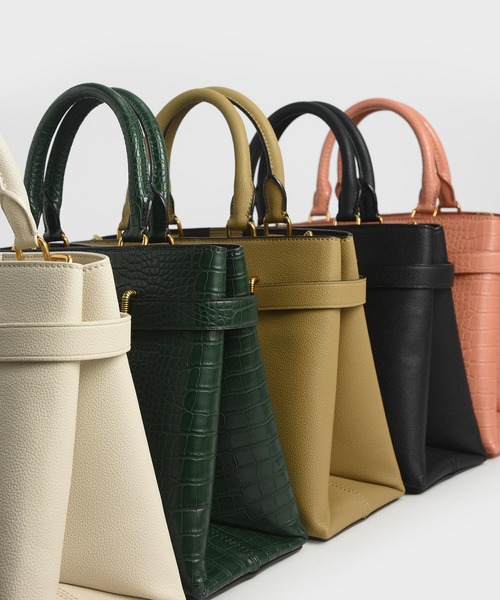 【ほぼ新品】チャールズアンドキース ラージターンロック トートバッグ CHARLES & KEITH（チャールズ & キース）の「ラージターンロック