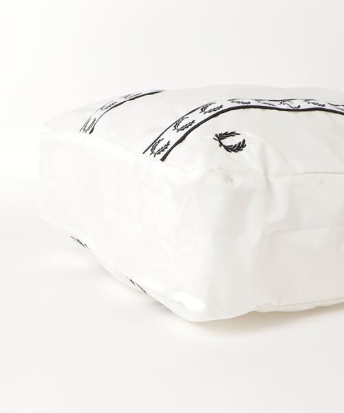 FRED PERRY（フレッドペリー）の「Taped Tote Bag（トートバッグ・メンズ・ホワイト/グリーン・ONE SIZE）」の5枚目の写真