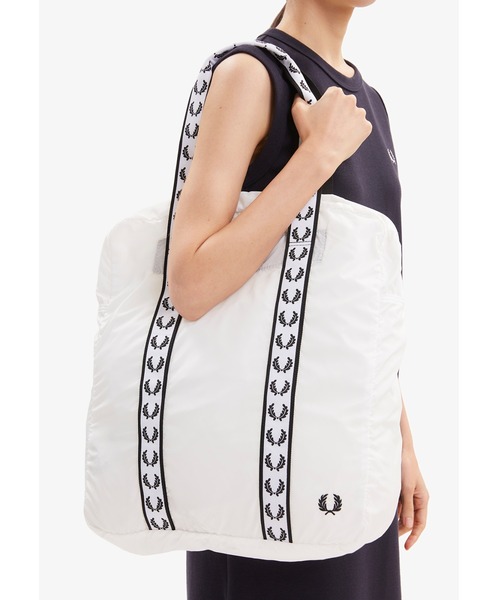 FRED PERRY（フレッドペリー）の「Taped Tote Bag（トートバッグ・メンズ・ホワイト/グリーン・ONE SIZE）」の9枚目の写真