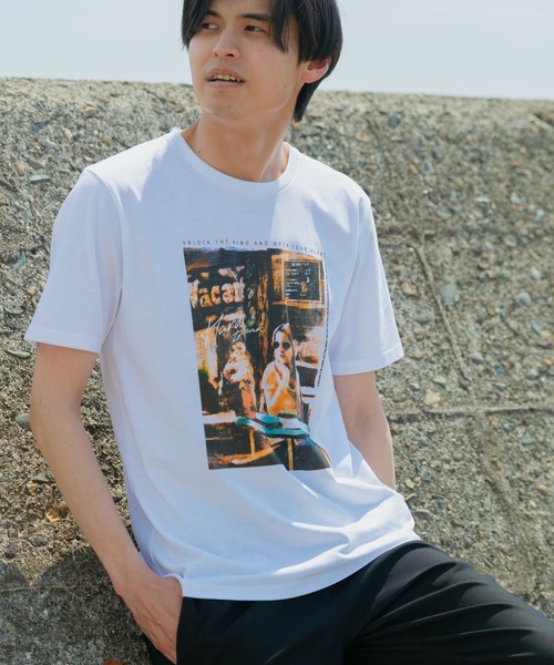 JEANS MATE(ジーンズメイト)の「【ZERO STAIN】ロゴ入りフォトTシャツ 汗染み防止加工 バイカーロゴ/絵画デザイン(Tシャツ/カットソー・メンズ・ライトベージュ/グレー/ホワイト系その他/ホワイト/ライトグリーン/ブラック/グレー系その他/ブルー・X-LARGE/LARGE/MEDIUM)」の2枚目の写真