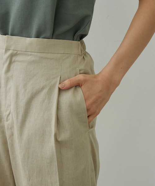 SALON adam et rope'(サロン アダム エ ロペ)の「【セットアップ対応】レーヨン麻ライトタックワイドパンツ(その他パンツ・レディース・チャコールグレー/ベージュ/サックスブルー・M/S)」の10枚目の写真