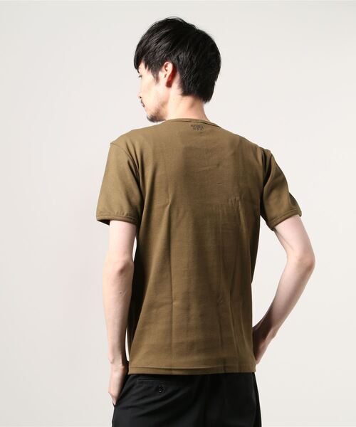 AVIREX（アヴィレックス）の「AVIREX（アヴィレックス）DAILY SS V-NECK T-SHIRT / デイリーVネックTシャツ（Tシャツ/カットソー・メンズ・ホワイト/グレー/ブラック/チャコール/オリーブ/ロイヤルブルー・LARGE/SMALL/MEDIUM/X-LARGE）」の8枚目の写真