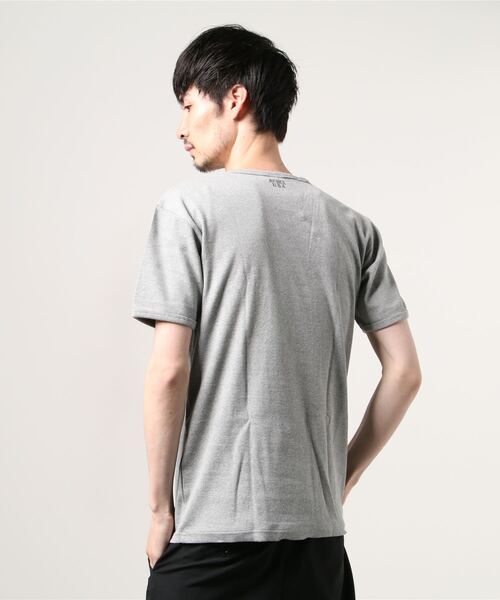 AVIREX（アヴィレックス）の「AVIREX（アヴィレックス）DAILY SS V-NECK T-SHIRT / デイリーVネックTシャツ（Tシャツ/カットソー・メンズ・ホワイト/グレー/ブラック/チャコール/オリーブ/ロイヤルブルー・LARGE/SMALL/MEDIUM/X-LARGE）」の9枚目の写真
