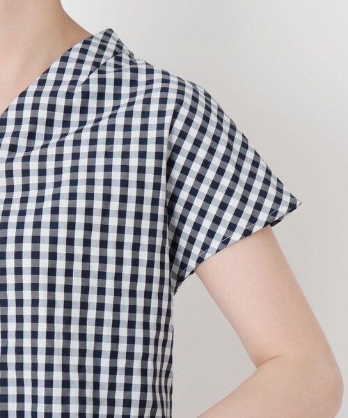 DRESKIP（ドレスキップ）の「◆ひんやりバックスリットブラウス（シャツ/ブラウス・レディース・ブラック系2/ダークグリーン系2/ネイビー系1・02/03/04）」の4枚目の写真