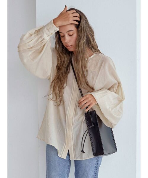 Ungrid(アングリッド)の「フロントタックシアーボリュームブラウス(シャツ/ブラウス・レディース・ブラック/アイボリー・FREE)」の4枚目の写真