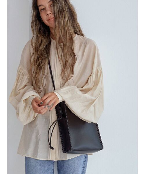 Ungrid(アングリッド)の「フロントタックシアーボリュームブラウス(シャツ/ブラウス・レディース・ブラック/アイボリー・FREE)」の5枚目の写真