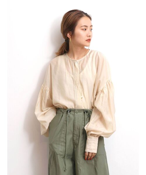 Ungrid(アングリッド)の「フロントタックシアーボリュームブラウス(シャツ/ブラウス・レディース・ブラック/アイボリー・FREE)」の7枚目の写真