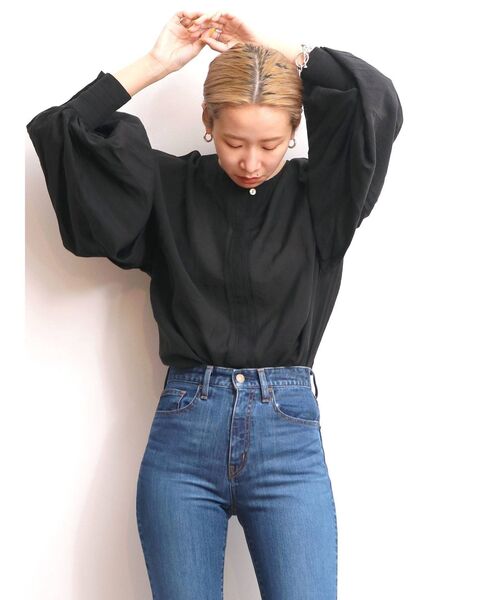 Ungrid(アングリッド)の「フロントタックシアーボリュームブラウス(シャツ/ブラウス・レディース・ブラック/アイボリー・FREE)」の9枚目の写真