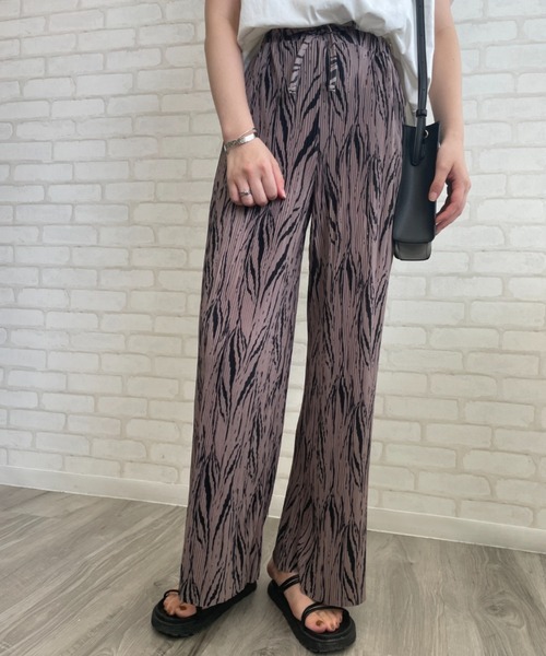 Chiaro（キアロ）の「ゼブラ柄楊柳プリーツストレートパンツ（その他パンツ・レディース・ブラック/ブラウン/アイボリー・FREE）」の3枚目の写真