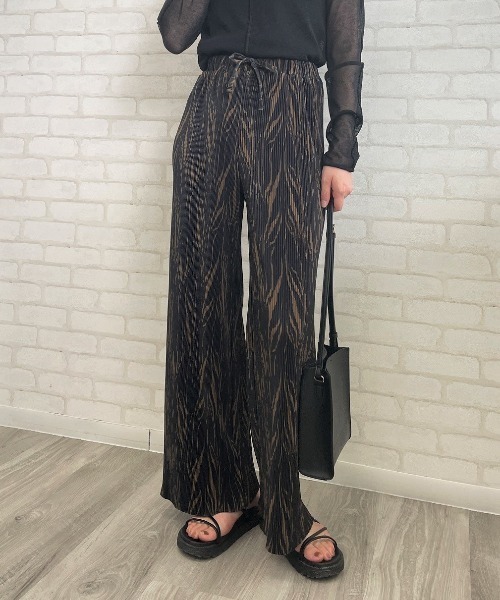 Chiaro（キアロ）の「ゼブラ柄楊柳プリーツストレートパンツ（その他パンツ・レディース・ブラック/ブラウン/アイボリー・FREE）」の2枚目の写真