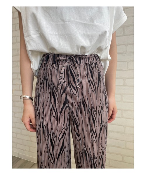 Chiaro（キアロ）の「ゼブラ柄楊柳プリーツストレートパンツ（その他パンツ・レディース・ブラック/ブラウン/アイボリー・FREE）」の14枚目の写真