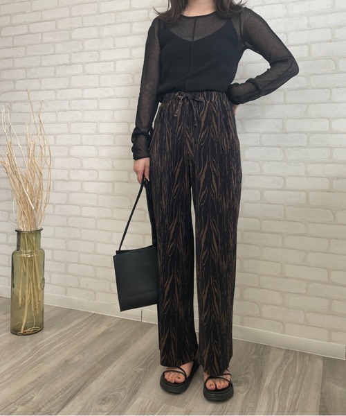 Chiaro（キアロ）の「ゼブラ柄楊柳プリーツストレートパンツ（その他パンツ・レディース・ブラック/ブラウン/アイボリー・FREE）」の11枚目の写真