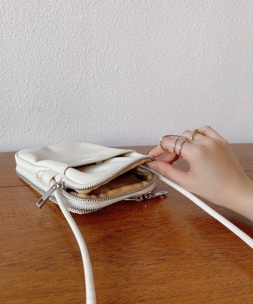 VANNIE U(ヴァニーユー)の「ウォレットショルダーBAG(ショルダーバッグ・レディース・ブラック/シルバー/アイボリー・FREE)」の9枚目の写真