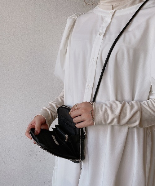 VANNIE U(ヴァニーユー)の「ウォレットショルダーBAG(ショルダーバッグ・レディース・ブラック/シルバー/アイボリー・FREE)」の16枚目の写真
