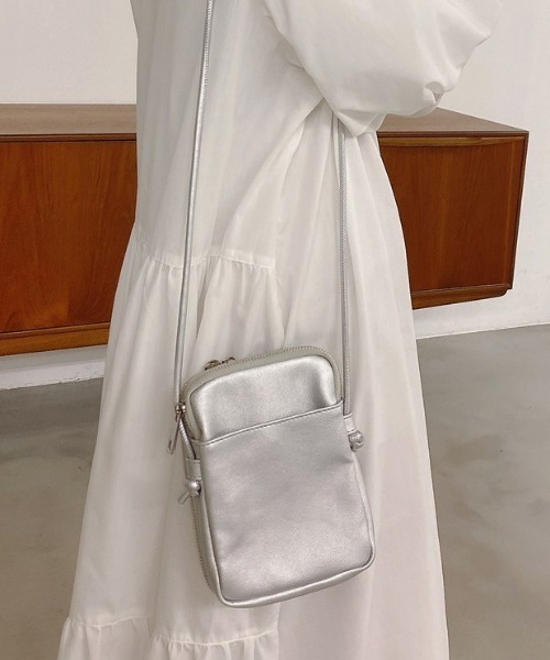 VANNIE U(ヴァニーユー)の「ウォレットショルダーBAG(ショルダーバッグ・レディース・ブラック/シルバー/アイボリー・FREE)」の11枚目の写真