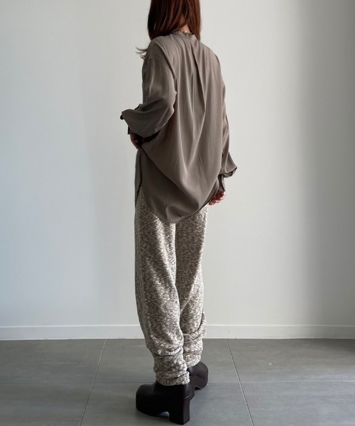 NEUNA（ヌナ）の「同色ステッチデザイン比翼仕立てロングシャツ（シャツ/ブラウス・レディース・ブラック/ブルー/グレイッシュベージュ・FREE）」の13枚目の写真