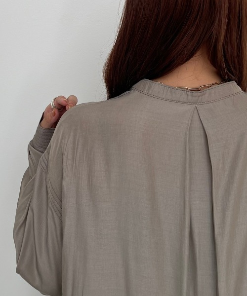 NEUNA（ヌナ）の「同色ステッチデザイン比翼仕立てロングシャツ（シャツ/ブラウス・レディース・ブラック/ブルー/グレイッシュベージュ・FREE）」の19枚目の写真