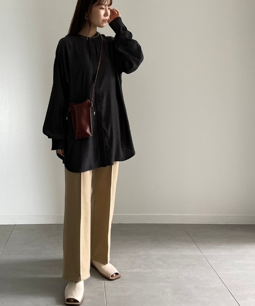 NEUNA（ヌナ）の「同色ステッチデザイン比翼仕立てロングシャツ（シャツ/ブラウス・レディース・ブラック/ブルー/グレイッシュベージュ・FREE）」の22枚目の写真