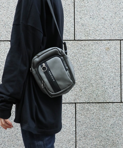 ONE DAY KMC (ワンデイケーエムシー)の「DICKIES/ DK SYNTHETIC LETHER MINI SHOLDER BAG_14505000(ショルダーバッグ・メンズ・グレー/ブラック/ベージュ/ベージュ系その他・ONESIZE)」の3枚目の写真