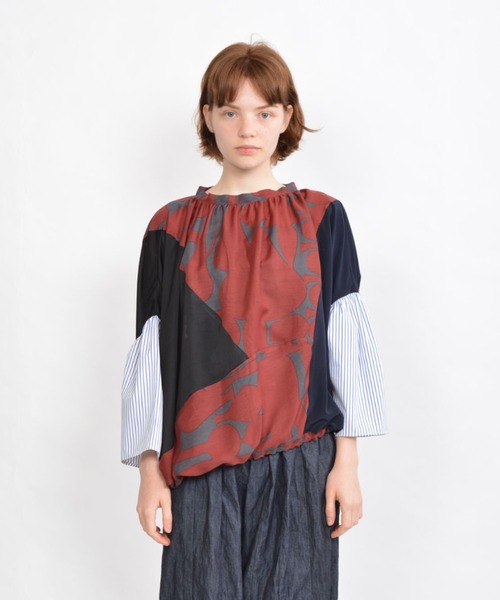 gomme（ゴム）の「フラワーベースプリント　ギャザーブラウス（シャツ/ブラウス・レディース・ブラック/チャコールグレー/ベージュ・MEDIUM）」の2枚目の写真