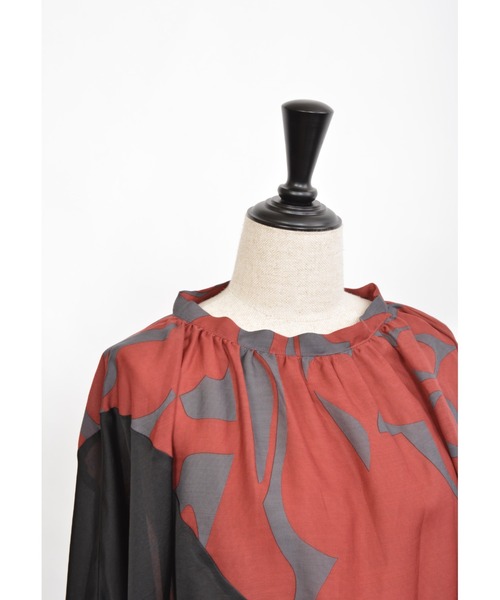 gomme（ゴム）の「フラワーベースプリント　ギャザーブラウス（シャツ/ブラウス・レディース・ブラック/チャコールグレー/ベージュ・MEDIUM）」の10枚目の写真
