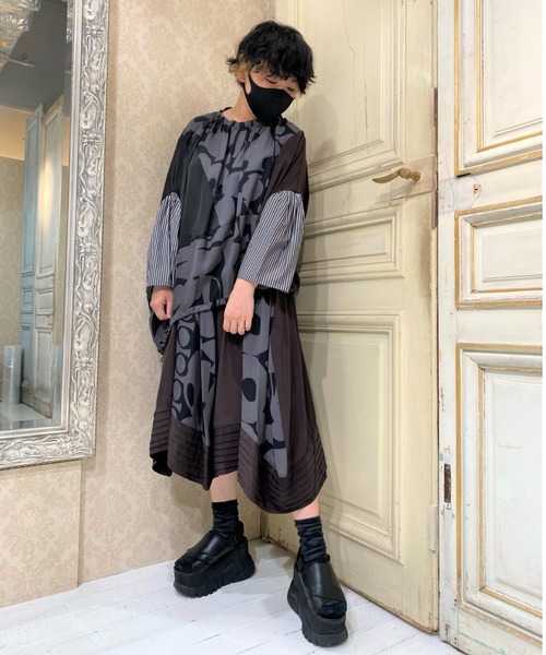 gomme（ゴム）の「フラワーベースプリント　ギャザーブラウス（シャツ/ブラウス・レディース・ブラック/チャコールグレー/ベージュ・MEDIUM）」の6枚目の写真