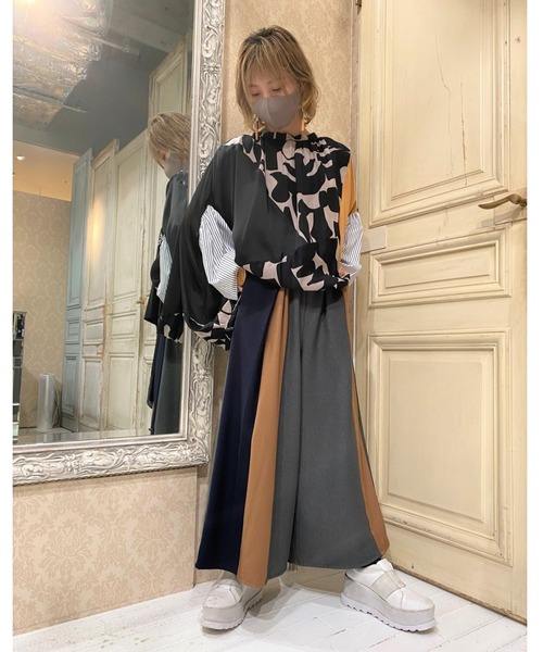 gomme（ゴム）の「フラワーベースプリント　ギャザーブラウス（シャツ/ブラウス・レディース・ブラック/チャコールグレー/ベージュ・MEDIUM）」の4枚目の写真