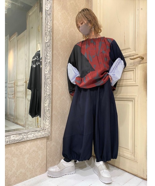 gomme（ゴム）の「フラワーベースプリント　ギャザーブラウス（シャツ/ブラウス・レディース・ブラック/チャコールグレー/ベージュ・MEDIUM）」の5枚目の写真