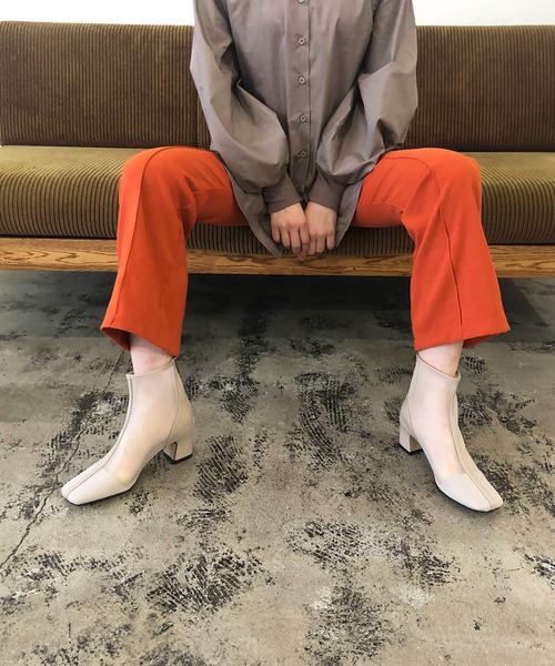 210nouve（トゥージュヌーブ）の「スクエアトゥシアーパイピングブーツ（ブーツ・レディース・ベージュ/ブラック・39/38/36/37）」の5枚目の写真