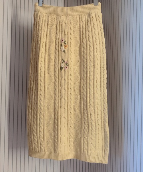 lissi Boutique（リージーブティック）の「【lissi Boutique】花刺繍ミドル丈ケーブルニットタイトスカート（スカート・レディース・イエロー・SMALL）」の4枚目の写真