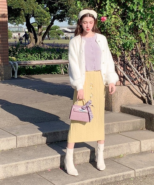 lissi Boutique（リージーブティック）の「【lissi Boutique】花刺繍ミドル丈ケーブルニットタイトスカート（スカート・レディース・イエロー・SMALL）」の2枚目の写真