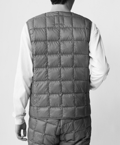 And A(アンドエー)の「GRAMICCI グラミチ / TAION × GRAMICCI INNER DOWN VEST タイオン コラボ インナーダウンベスト(パッカブル) / G2FU-J083-TG(ダウンベスト・メンズ・ブラック・MEDIUM/LARGE/X-LARGE)」の3枚目の写真