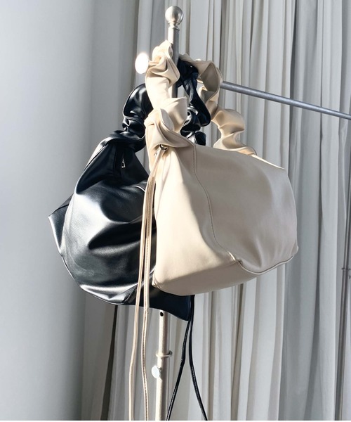 archives（アルシーヴ）の「ギャザーハンドルバッグ（ショルダーバッグ・レディース・ブラック/アイボリー・FREE）」の4枚目の写真