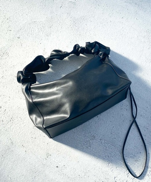 archives（アルシーヴ）の「ギャザーハンドルバッグ（ショルダーバッグ・レディース・ブラック/アイボリー・FREE）」の14枚目の写真