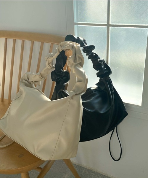 archives（アルシーヴ）の「ギャザーハンドルバッグ（ショルダーバッグ・レディース・ブラック/アイボリー・FREE）」の16枚目の写真