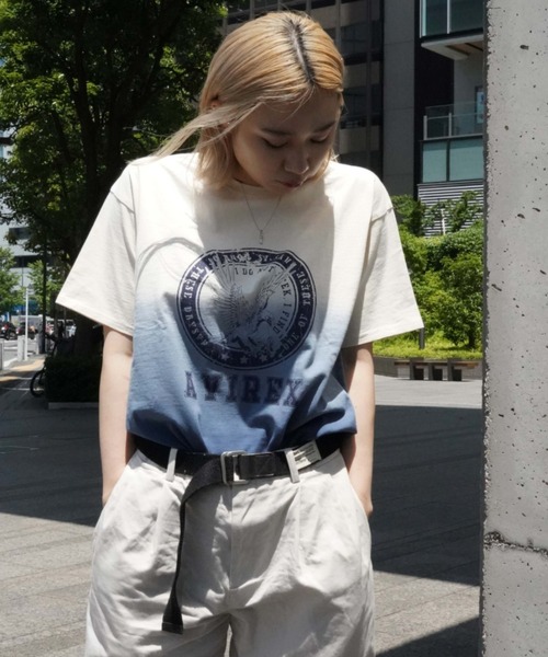 AVIREX（アヴィレックス）の「GRADATION EMB COLLEGE T-SHIRT/ グラデーション刺繍カレッジTシャツ（Tシャツ/カットソー・レディース・ネイビー/イエロー・FREE）」の2枚目の写真