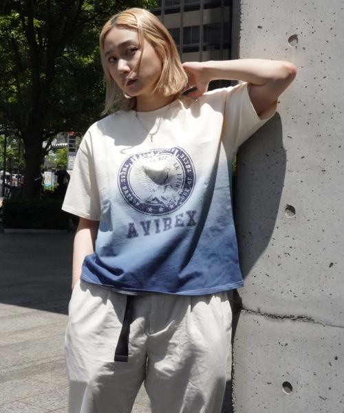 AVIREX（アヴィレックス）の「GRADATION EMB COLLEGE T-SHIRT/ グラデーション刺繍カレッジTシャツ（Tシャツ/カットソー・レディース・ネイビー/イエロー・FREE）」の5枚目の写真