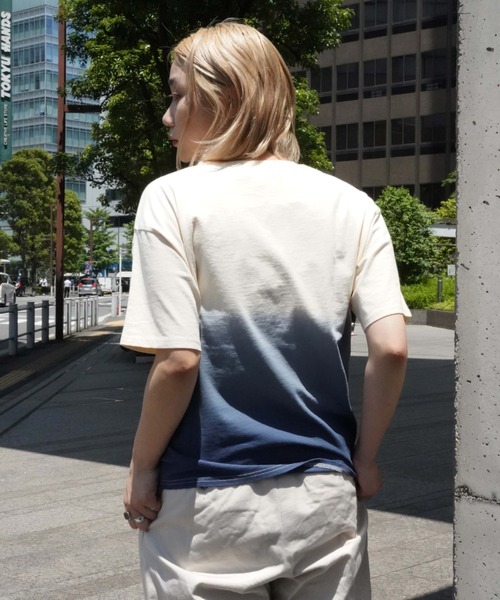 AVIREX（アヴィレックス）の「GRADATION EMB COLLEGE T-SHIRT/ グラデーション刺繍カレッジTシャツ（Tシャツ/カットソー・レディース・ネイビー/イエロー・FREE）」の6枚目の写真