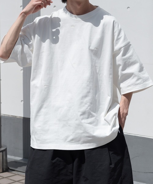 Perushu(ペルーシュ)の「総柄刺繍オーバーTシャツ(Tシャツ/カットソー・メンズ・ブラック/パープル/オフホワイト/ライトグリーン・MEDIUM/LARGE)」の12枚目の写真