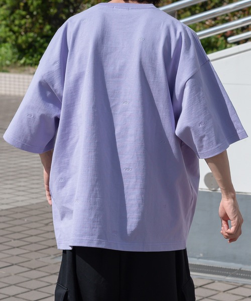 Perushu(ペルーシュ)の「総柄刺繍オーバーTシャツ(Tシャツ/カットソー・メンズ・ブラック/パープル/オフホワイト/ライトグリーン・MEDIUM/LARGE)」の5枚目の写真