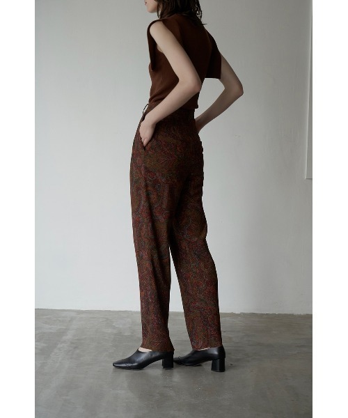 CLANE(クラネ)の「GOBELIN TUCK PANTS(スラックス・レディース・カーキ/レッド・1/0/2)」の2枚目の写真