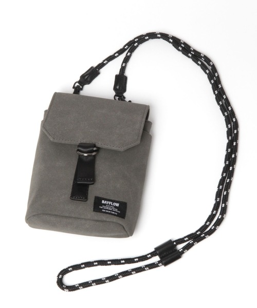 BAYFLOW(ベイフロー)の「フェイクスエードミニフラップバッグ(ショルダーバッグ・メンズ・チャコール/ベージュ・FREE)」の2枚目の写真