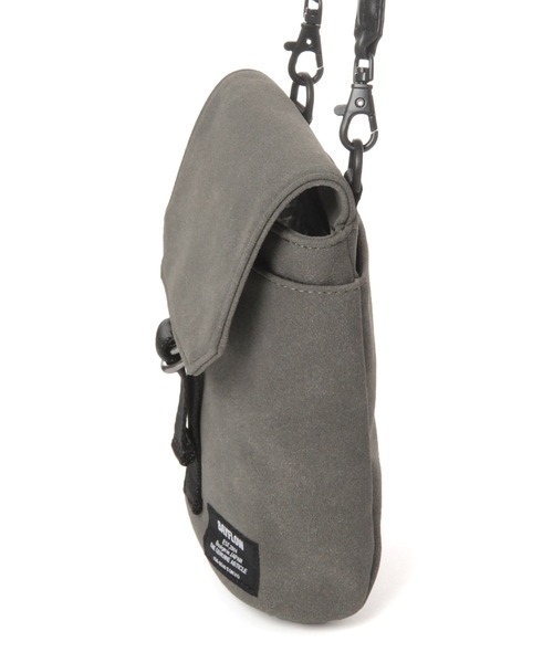 BAYFLOW(ベイフロー)の「フェイクスエードミニフラップバッグ(ショルダーバッグ・メンズ・チャコール/ベージュ・FREE)」の4枚目の写真