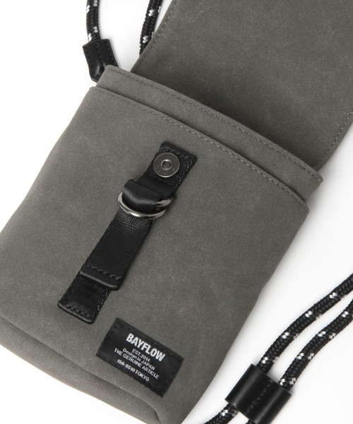 BAYFLOW(ベイフロー)の「フェイクスエードミニフラップバッグ(ショルダーバッグ・メンズ・チャコール/ベージュ・FREE)」の13枚目の写真