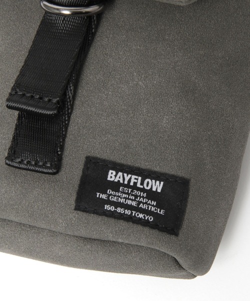 BAYFLOW(ベイフロー)の「フェイクスエードミニフラップバッグ(ショルダーバッグ・メンズ・チャコール/ベージュ・FREE)」の3枚目の写真