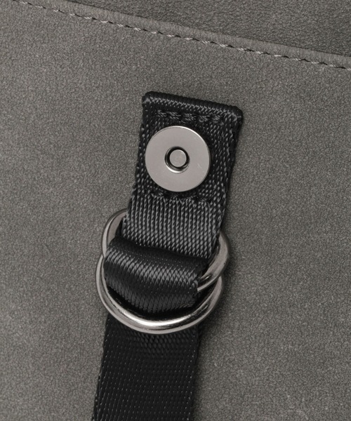 BAYFLOW(ベイフロー)の「フェイクスエードミニフラップバッグ(ショルダーバッグ・メンズ・チャコール/ベージュ・FREE)」の10枚目の写真